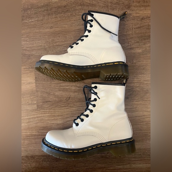 Dr. Martens Women's Leather Boots White Patent Leather Size 7 11821 - Picture 3 of 7